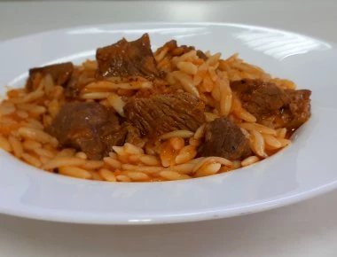 Η συνταγή της ημέρας: Κοκκινιστό με κριθαράκι